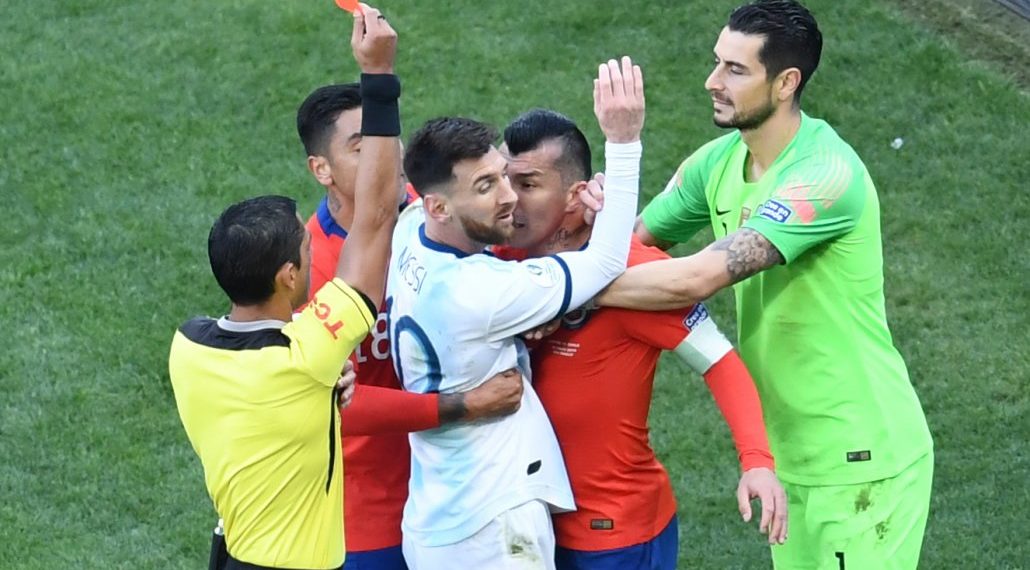En un partido plagado de polémicas, Argentina venció a Chile y se quedó con el tercer puesto de la Copa América