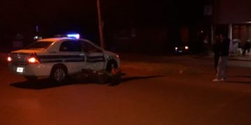 Un motociclista falleció tras embestir a un móvil policial
