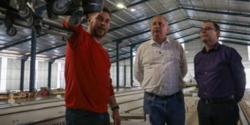 Passalacqua recorrió la fábrica de casas de madera en el Parque Industrial Posadas