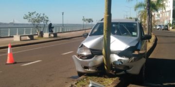 Despistó y terminó contra un alumbrado público