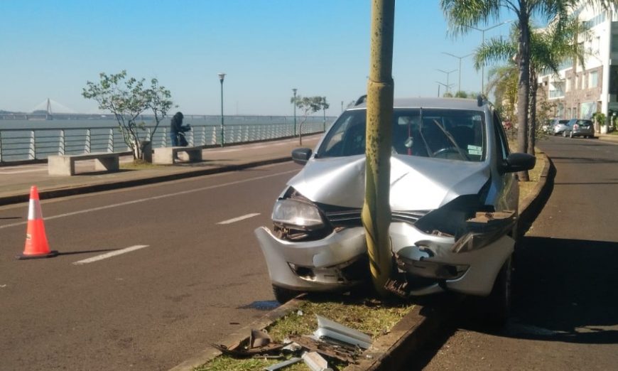 Despistó y terminó contra un alumbrado público