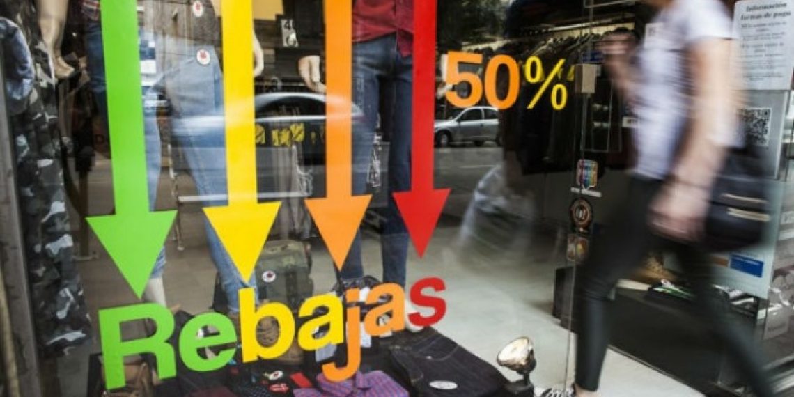 Ventas minoristas cayeron 12,2% en junio y suman 18 meses en baja