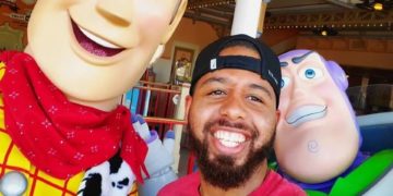 Imagen viral: por sacarse una selfie con los personajes de “Toy Story” se olvidó su hija