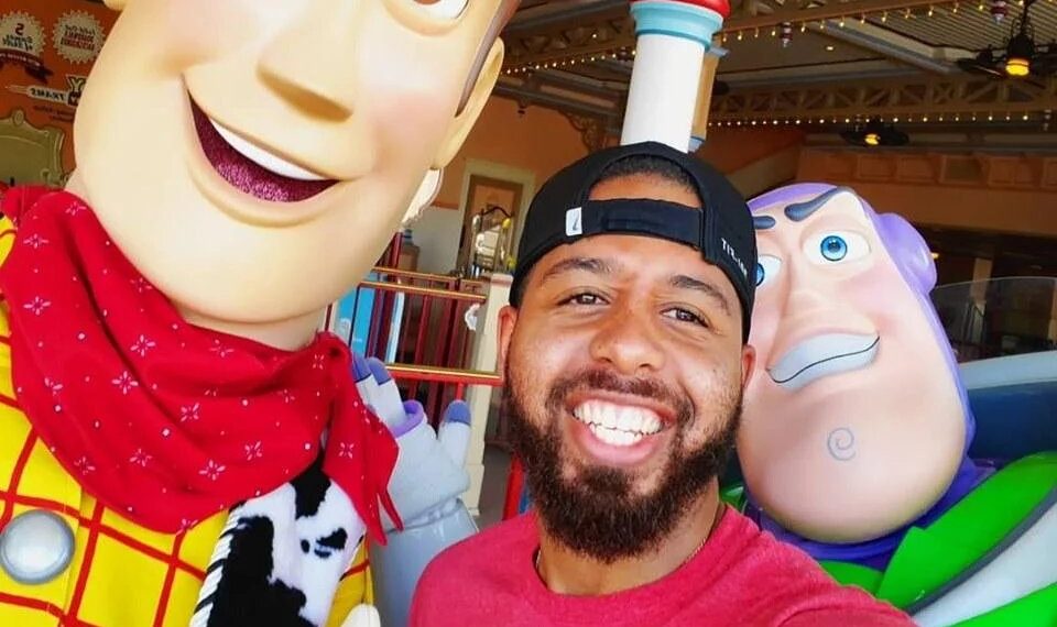 Imagen viral: por sacarse una selfie con los personajes de “Toy Story” se olvidó su hija