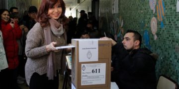 Cristina Kirchner votó en Santa Cruz, aceptó varias selfies y habló del clima