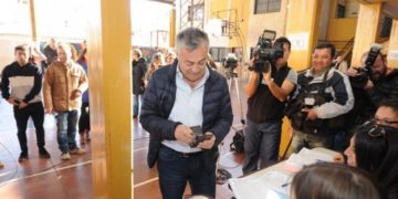 Insólito: el gobernador de Mendoza se olvidó el documento y no pudo votar