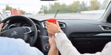 Sancionarán a conductores que manejen tomando mate o hablando por celular