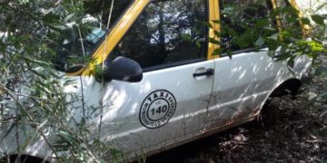Oculto en un monte de Garupá hallaron el taxi que había sido robado en Posadas