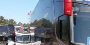 Retuvieron a un micro por falta de documentaciones, llegó el reemplazo y tampoco tenía seguro