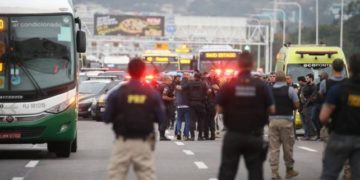 Toma de rehenes en Brasil: un hombre secuestró un ómnibus con pasajeros sobre el puente Río-Niterói