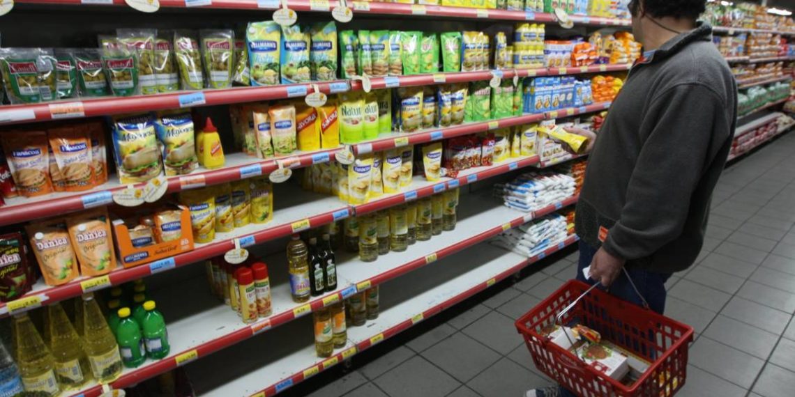 Aumento generalizado de precios y suspensión de entrega de mercadería tras escalada del dólar