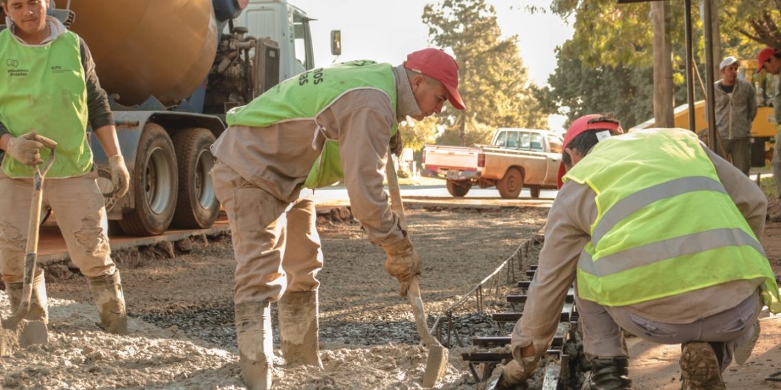 Construyen dársenas de hormigón para las paradas de colectivos