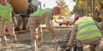 Construyen dársenas de hormigón para las paradas de colectivos