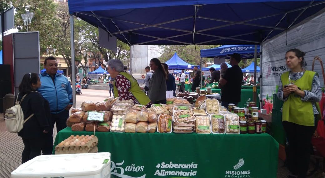 Feriantes coparon la Plaza San Martín