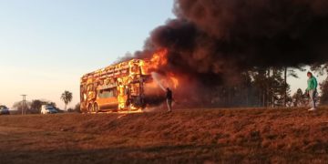 Se incendió en Yapeyú un micro que venía a Posadas