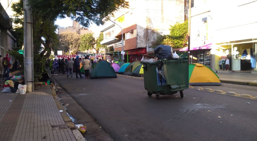Tareferos acampan frente a Desarrollo Social de la Nación