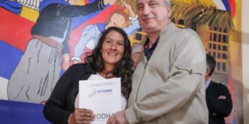 Passalacqua entregó tarjetas de “Arreglo mi casa” en Colonia Alberdi