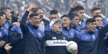 Ante 25 mil personas, Maradona se presentó como DT de Gimnasia: “Nos vamos a matar corriendo en esta cancha”