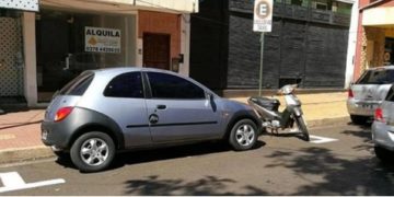 Aplicarían multa y secuestro de las motos que estacionen entre autos
