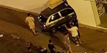 Perdió el control de su auto y terminó incrustado en una farmacia