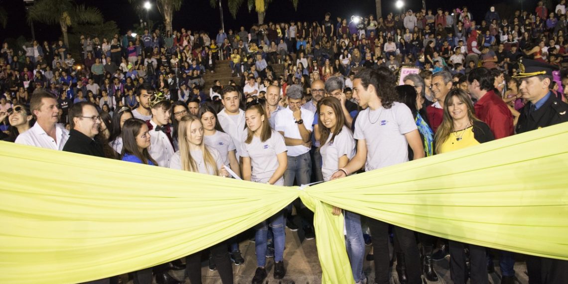 El intendente de Alem entregó la llave de la ciudad a los estudiantes