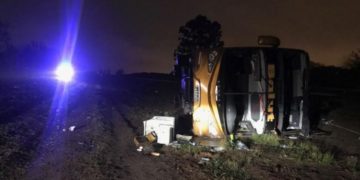 Tucumán: un micro volcó tras atropellar a un hombre y dejó un saldo de 3 muertos y 38 heridos