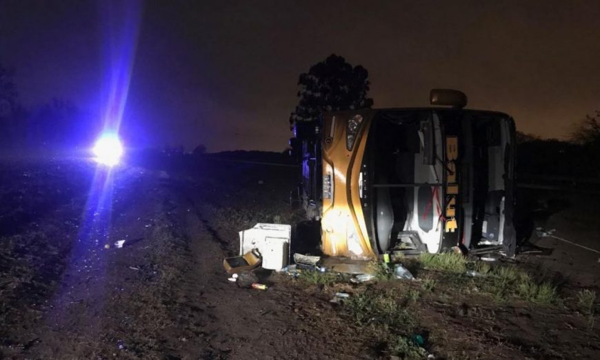 Tucumán: un micro volcó tras atropellar a un hombre y dejó un saldo de 3 muertos y 38 heridos