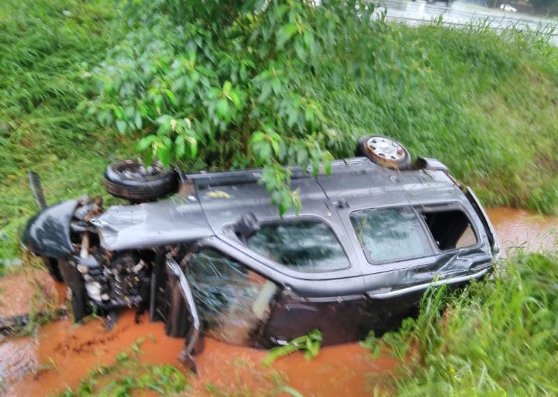 Perdió el control del vehículo y terminó en una zanja