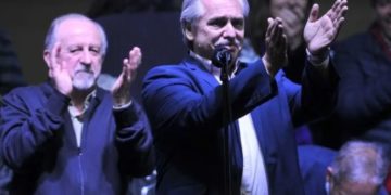 Fernández prometió “dejar de pagarle a los usureros” para recomponer salarios