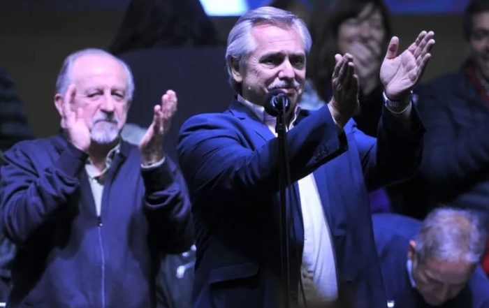 Fernández prometió “dejar de pagarle a los usureros” para recomponer salarios