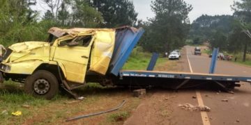 Un camión que transportaba obreros despistó y dos resultaron gravemente heridos