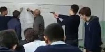 Un alumno le apuntó con un arma a un docente mientras daba clases