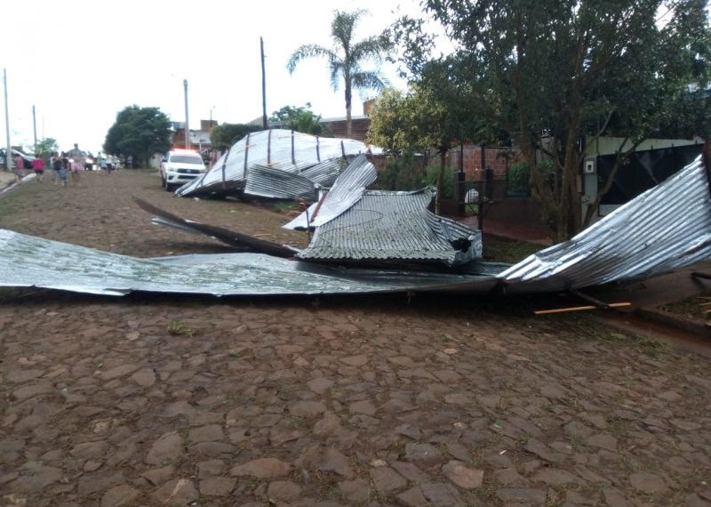 Tormenta: fuertes vientos provocaron la voladura de techos en la zona Centro, hubo caída de granizo