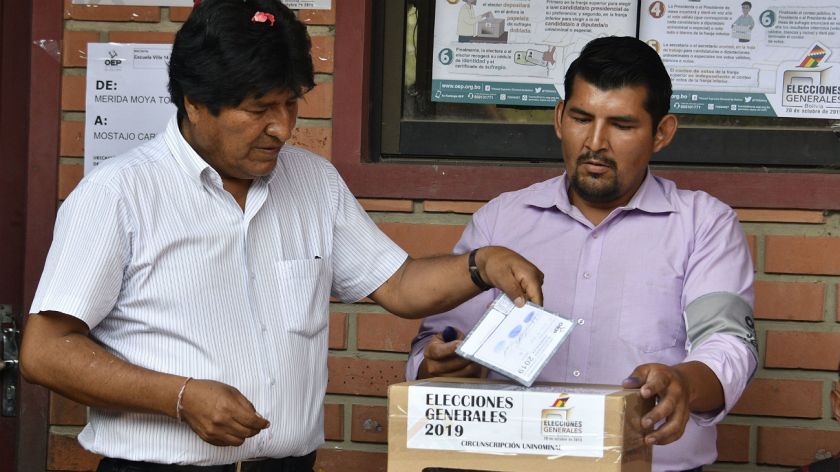 Bolivia: el cese de transmisión de resultados levanta críticas y sospechas