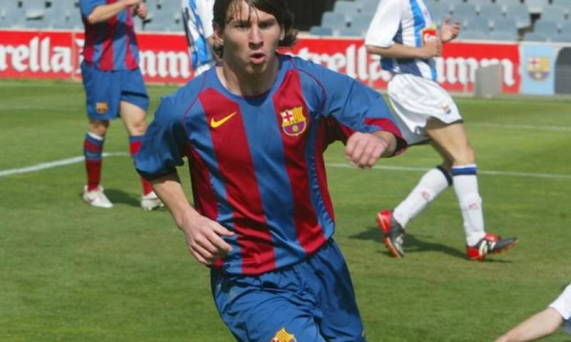 Se cumplen 15 años del debut oficial de Lionel Messi en el Barcelona: los 11 hitos de La Pulga que marcaron un antes y un después en la historia del fútbol