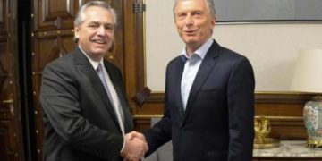 La entrega de los atributos presidenciales otra vez genera polémica entre el oficialismo y la oposición