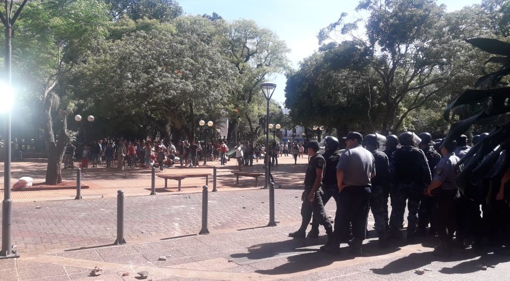 Tensión en la Plaza 9 de Julio por enfrentamiento entre manifestantes y la Policía