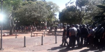 Tensión en la Plaza 9 de Julio por enfrentamiento entre manifestantes y la Policía