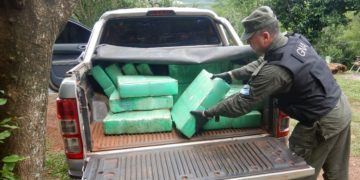 Abandonan una camioneta con más de 600 kilos de marihuana