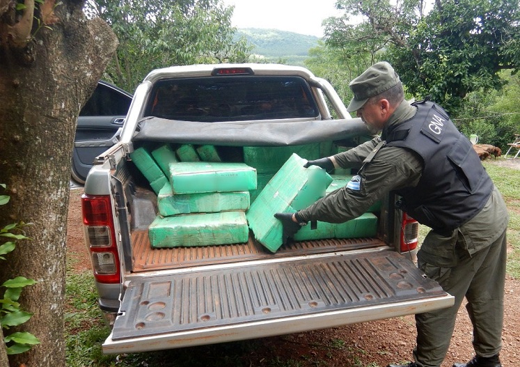 Abandonan una camioneta con más de 600 kilos de marihuana