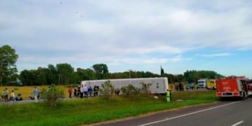 Tragedia en la ruta 2: volcó un micro que trasladaba a chicos de 11 y 12 años y hay dos niñas muertas