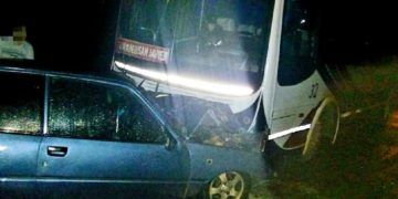 Choque frontal entre un micro y un auto en la Ruta 2, tres lesionados
