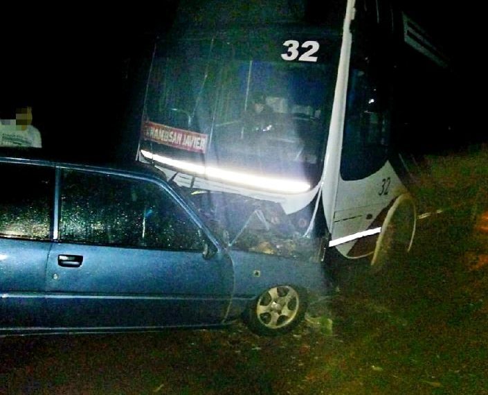 Choque frontal entre un micro y un auto en la Ruta 2, tres lesionados