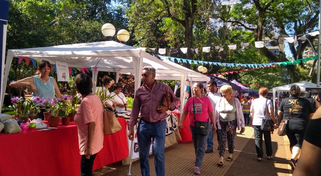 Realizan feria de artesanías en la Plaza 9 de Julio