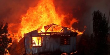Chile: incendio forestal consumió por completo más de 200 viviendas en Valparaíso