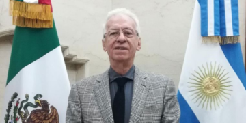 Sorprenden a embajador de México en Argentina robando libro de 215 pesos