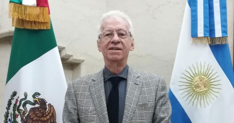 Sorprenden a embajador de México en Argentina robando libro de 215 pesos