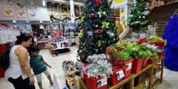 Inflación navideña: armar el arbolito costará un 59% más caro