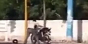 “Harto me tenés”: la furia de un hombre contra su moto que se hizo viral