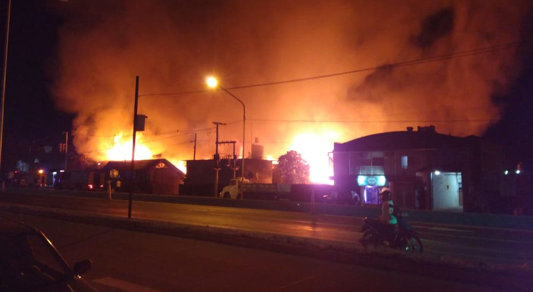Voraz incendio consumió por completo una conocida fábrica de muebles en Garupá